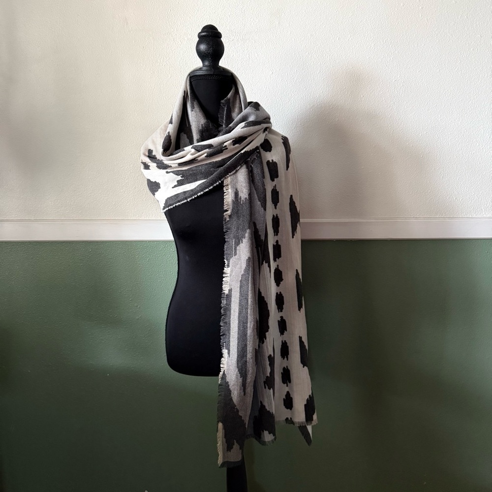 Vince Camuto Black and Gray Patterned Scarf